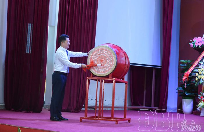 PGS.TS Nguyễn Thanh Hà - Phó Giám đốc Đại học Thái Nguyên, Giám đốc Phân hiệu Đại học Thái Nguyên tại tỉnh Điện Biên đánh trống khai giảng.