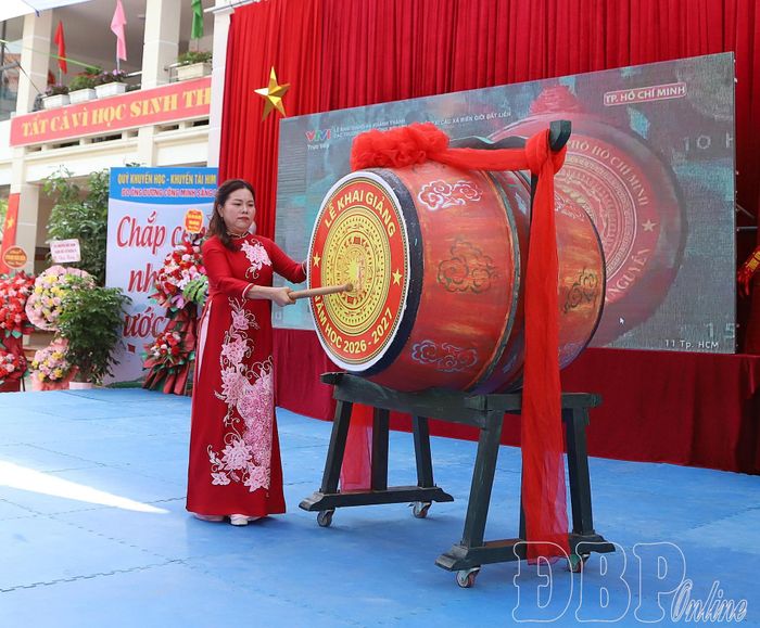 Nhà giáo ưu tú Cao Thị Đại, Hiệu trưởng Trường THCS Him Lam đánh trống khai giảng năm học mới.