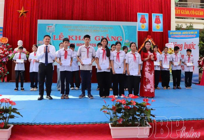 Học sinh Trường THCS Him Lam nhận các suất học bổng và quà trong ngày khai giảng.