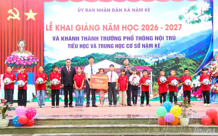 Đồng chí Vừ A Bằng trao quà của đồng chí Tổng Bí thư, Chủ tịch nước Tô Lâm tặng thầy và trò Trường PTNT Tiểu học và THCS Nậm Kè.