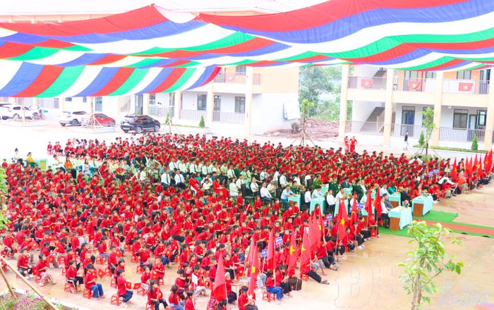 Toàn cảnh Lễ Khai giảng năm học mới của thầy và trò Trường PTNT Tiểu học và THCS Nậm Kè.