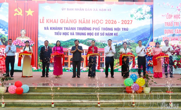 Đại biểu cắt băng khánh thành công trình Trường PTNT Tiểu học và THCS Nậm Kè.
