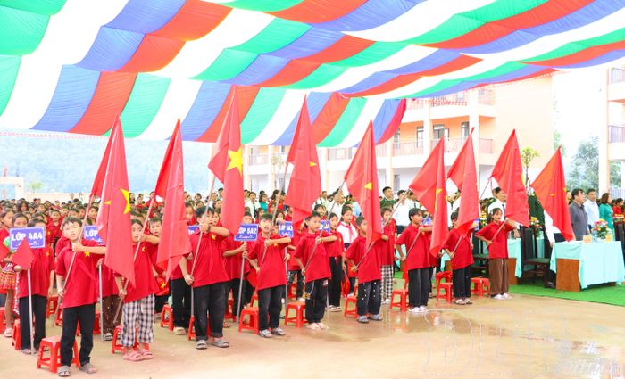 Học sinh Trường PTNT Tiểu học và THCS Nậm Kè thực hiện nghi thức chào cờ tại lễ khai giảng.