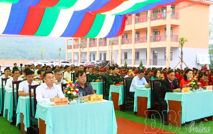 Đại biểu dự lễ khai giảng.