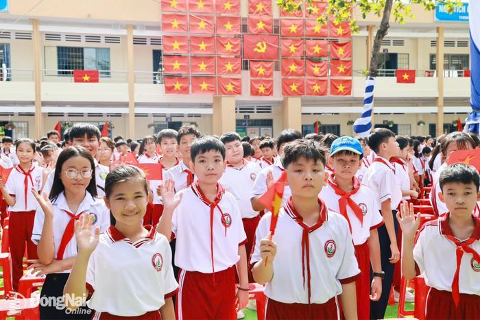 Học sinh Trường THCS Hùng Vương (phường Trảng Bom) sẵn sàng cho buổi lễ khai giảng được kết nối truyền hình trực tuyến đi khắp cả nước.