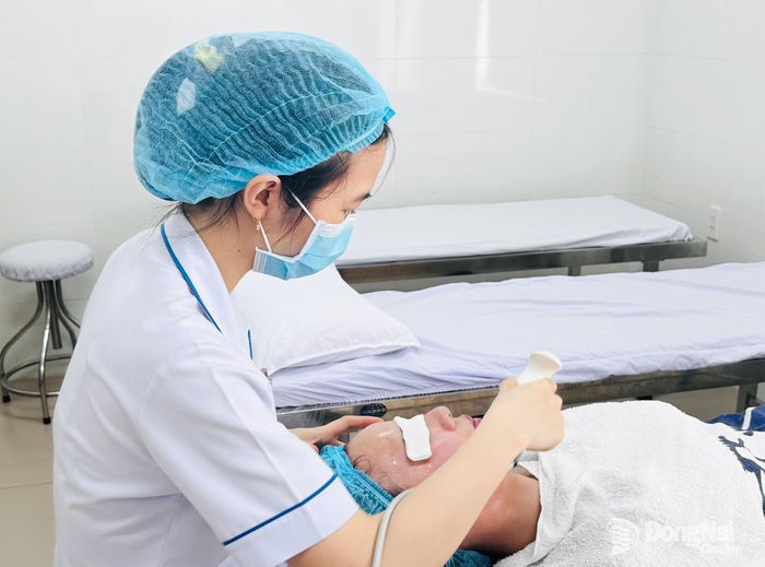Bệnh nhân được chăm sóc, điều trị da liễu tại Bệnh viện Da liễu Đồng Nai. Ảnh: An Yên