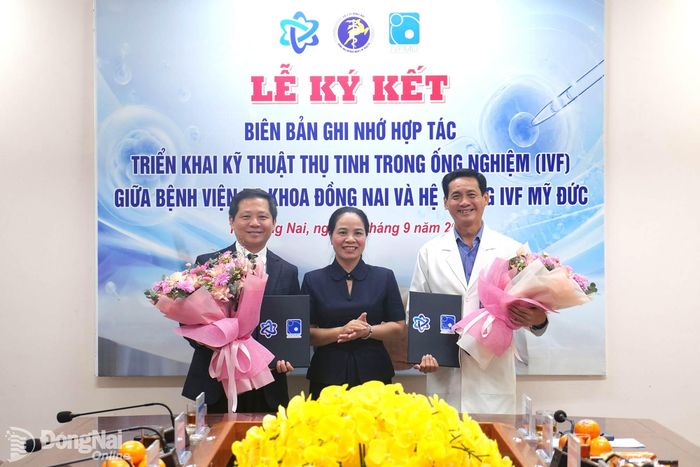 Giám đốc Sở Y tế Đồng Nai Đỗ Thị Nguyên tặng hoa chúc mừng sự hợp tác của 2 đơn vị. Ảnh: Hạnh Dung