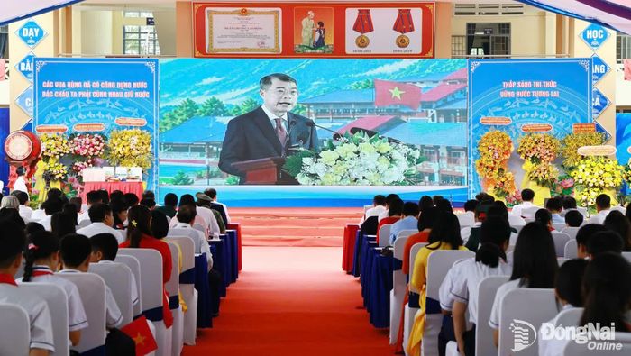 Đại biểu và giáo viên, học sinh Trường THCS Hùng Vương lắng nghe Thủ tướng Chính phủ Lê Minh Hưng phát biểu chỉ đạo nhiệm vụ năm học 2026-2027. Ảnh: Công Nghĩa