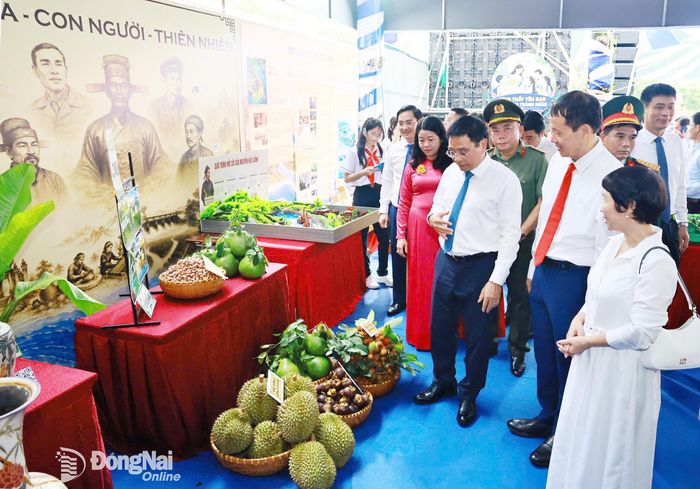 Đồng chí Nguyễn Văn Thắng, Ủy viên Trung ương Đảng, Phó Thủ tướng Chính phủ và đồng chí Vũ Hồng Văn, Ủy viên Trung ương Đảng, Bí thư Thành ủy, Trưởng đoàn Đại biểu Quốc hội thành phố Đồng Nai thăm không gian đổi mới sáng tạo và không gian giáo dục truyền thống của Trường THCS Hùng Vương. Ảnh: Công Nghĩa