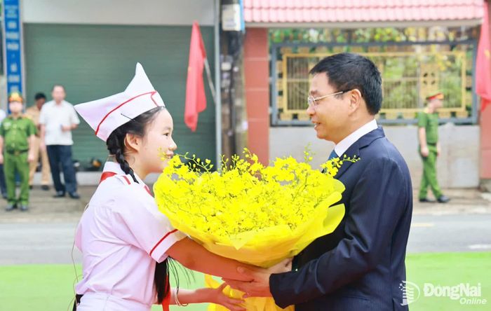 Đại diện học sinh Trường THCS Hùng Vương tặng hoa chào mừng đồng chí Nguyễn Văn Thắng, Ủy viên Trung ương Đảng, Phó Thủ tướng Chính phủ. Ảnh: Công Nghĩa