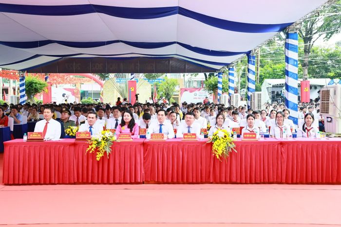 Đồng chí Vũ Hồng Văn, Ủy viên Trung ương Đảng, Bí thư Thành ủy, Trưởng đoàn Đại biểu Quốc hội thành phố Đồng Nai và đồng chí Lê Trường Sơn, Ủy viên Ban Thường vụ Thành ủy, Phó Chủ tịch UBND thành phố cùng đại diện các sở, ngành, địa phương dự khai giảng năm học mới tại Trường THCS Hùng Vương, phường Trảng Bom, thành phố Đồng Nai. Ảnh: Công Nghĩa