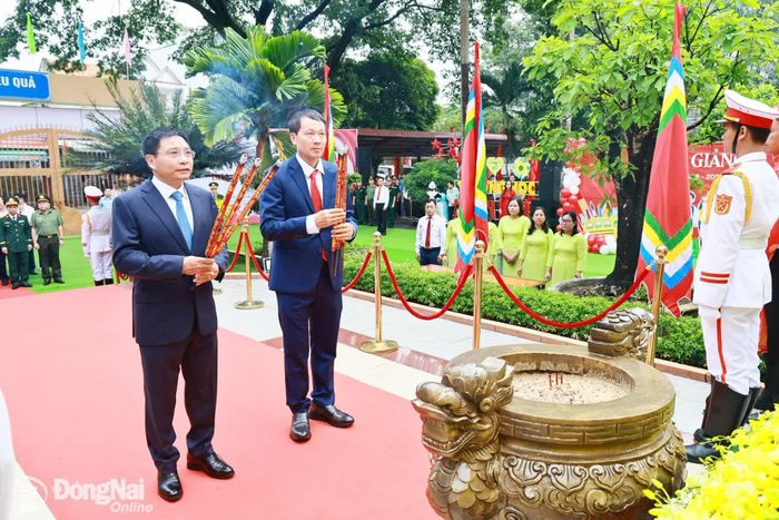 Đồng chí Nguyễn Văn Thắng, Ủy viên Trung ương Đảng, Phó Thủ tướng Chính phủ và đồng chí Vũ Hồng Văn, Ủy viên Trung ương Đảng, Bí thư Thành ủy, Trưởng đoàn Đại biểu Quốc hội thành phố Đồng Nai dâng hương tại Tượng đài Quốc tổ Hùng Vương được đặt tại khuôn viên nhà trường. Ảnh: Công Nghĩa