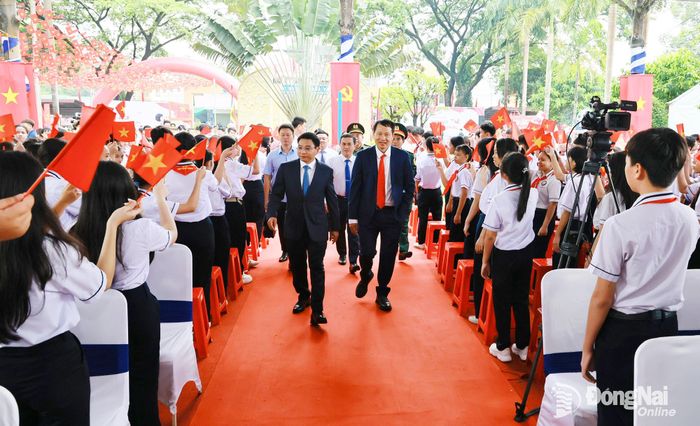 Đồng chí Nguyễn Văn Thắng, Ủy viên Trung ương Đảng, Phó Thủ tướng Chính phủ và đồng chí Vũ Hồng Văn, Ủy viên Trung ương Đảng, Bí thư Thành ủy, Trưởng đoàn Đại biểu Quốc hội thành phố Đồng Nai tham dự khai giảng năm học mới tại Trường THCS Hùng Vương, phường Trảng Bom. Ảnh: Công Nghĩa