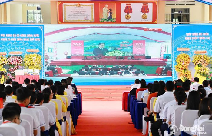 Bộ trưởng Bộ Giáo dục và Đào tạo Hoàng Minh Sơn đọc thư của Tổng Bí thư, Chủ tịch nước Tô Lâm gửi ngành giáo dục và đào tạo. Ảnh: Công Nghĩa