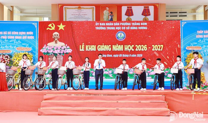 Đồng chí Nguyễn Văn Thắng, Ủy viên Trung ương Đảng, Phó Thủ tướng Chính phủ trao tặng 10 xe đạp cho 10 học sinh có thành tích học tập xuất sắc trong năm học 2025-2026 của Trường THCS Hùng Vương, phường Trảng Bom. Ảnh: Công Nghĩa