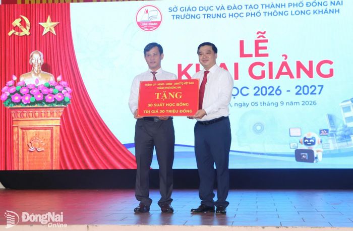 Thành ủy viên, Phó Chủ tịch UBND thành phố Đồng Nai Hồ Văn Hà trao cờ thi đua và học bổng tại lễ khai giảng của Trường THPT Long Khánh. Ảnh: Ngọc Liên