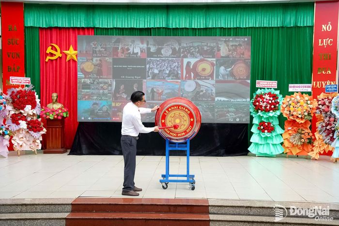 Bí thư Đảng ủy, Hiệu trưởng Trường THPT Bù Đăng Huỳnh Văn Thông thực hiện nghi thức đánh trống khai giảng năm học mới. Ảnh: Lê Duy