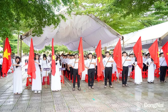 Thầy và trò Trường THPT Bù Đăng thực hiện nghi thức chào cờ tại Lễ khai giảng năm học 2026-2027. Ảnh: Lê Duy
