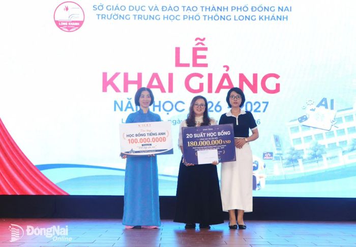 Đại diện các cựu học sinh Trường THPT Long Khánh trao tặng quà và học bổng cho nhà trường. Ảnh: Ngọc Liên