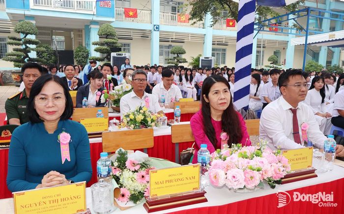 Lãnh đạo thành phố Đồng Nai, phường Tân Triều và các đại biểu dự khai giảng. Ảnh: Nguyệt Hà