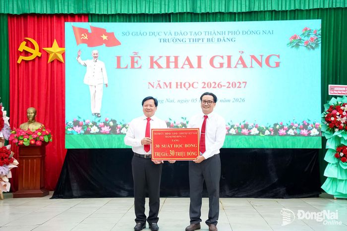 Thành ủy viên, Phó Chủ tịch HĐND thành phố Đồng Nai Trần Văn Mi trao 30 suất học bổng, tổng trị giá 30 triệu đồng cho học sinh Trường THPT Bù Đăng có hoàn cảnh khó khăn. Ảnh: Lê Duy