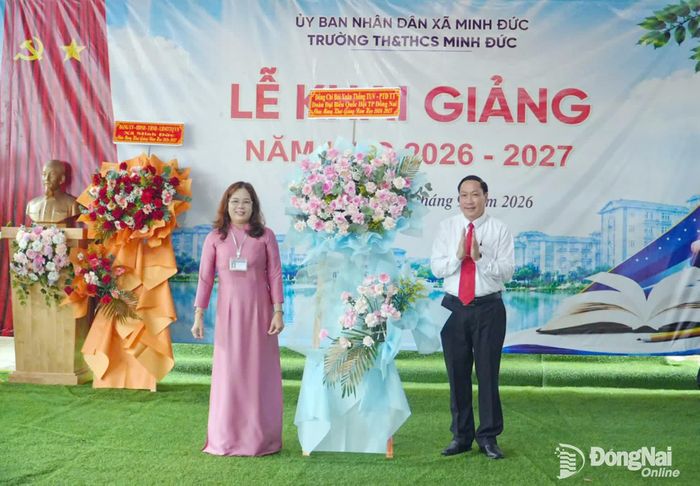 Thành ủy viên, Phó Trưởng đoàn Đại biểu Quốc hội thành phố Đồng Nai Bùi Xuân Thống tặng hoa chúc mừng của Thành ủy, HĐND, UBND, Ủy ban MTTQ Việt Nam thành phố cho đại diện Ban giám hiệu nhà trường. Ảnh: Hải Bình