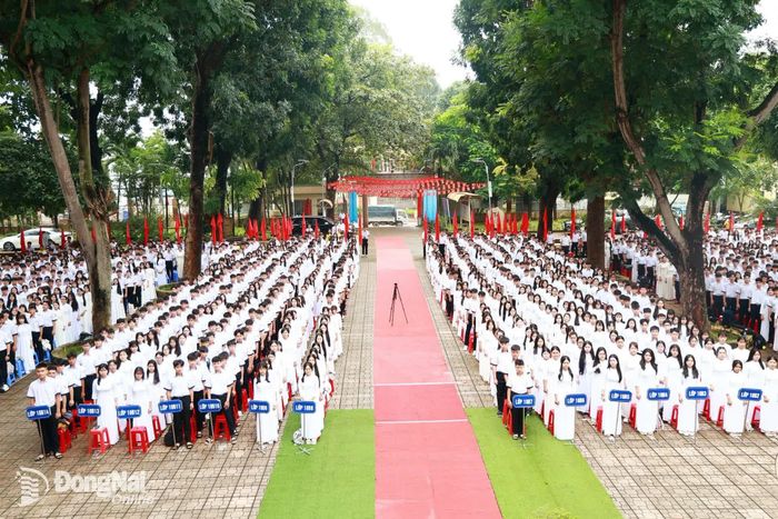 Học sinh, giáo viên Trường THPT Xuân Lộc đón chào năm học mới. Ảnh: Ngọc Hoàng