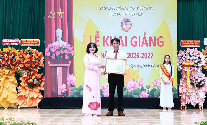 Đồng chí Nguyễn Thị Cát Tiên, Thành ủy viên, Phó Chủ tịch UBND thành phố Đồng Nai trao Bằng công nhận trường đạt chuẩn quốc gia cho lãnh đạo Trường THPT Xuân Lộc. Ảnh: Ngọc Hoàng