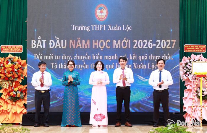 Đồng chí Nguyễn Thị Cát Tiên, Thành ủy viên, Phó Chủ tịch UBND thành phố Đồng Nai và Phó Bí thư Thường trực Đảng ủy phường Xuân Lộc Ngô Thị An cùng lãnh đạo nhà trường thực hiện nghi thức khởi động năm học mới. Ảnh: Ngọc Hoàng