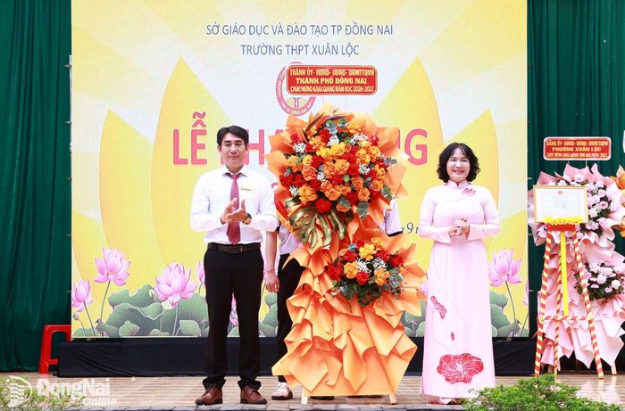 Đồng chí Nguyễn Thị Cát Tiên, Thành ủy viên, Phó Chủ tịch UBND thành phố Đồng Nai tặng lẵng hoa của Thành ủy, HĐND, UBND, Ủy ban MTTQ Việt Nam thành phố Đồng Nai chúc mừng Trường THPT Xuân Lộc đón năm học mới. Ảnh: Ngọc Hoàng