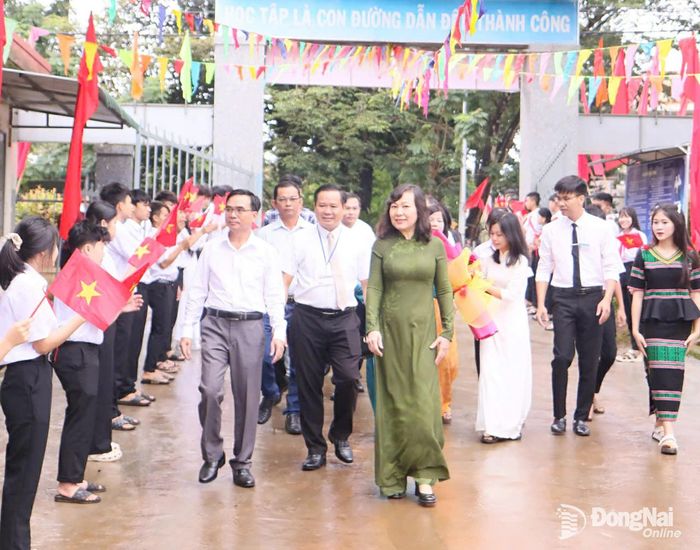 Đồng chí Huỳnh Thị Hằng, Phó Bí thư Thành ủy, Chủ tịch Ủy ban MTTQ Việt Nam thành phố Đồng Nai cùng các đại biểu dự lễ khai giảng tại Trường THCS-THPT Đắk Mai, xã Bù Gia Mập. Ảnh: Văn Truyên