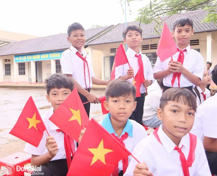 Các học sinh lớp 6 của Trường THCS-THPT Đắk Mai, xã Bù Gia Mập tại lễ khai giảng. Ảnh: Văn Truyên