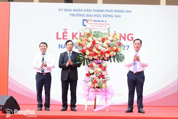 Đồng chí Võ Tấn Đức, Phó Bí thư Thành ủy tặng lẵng hoa chúc mừng Trường đại học Đồng Nai trong năm học mới. Ảnh: Hồ Thảo