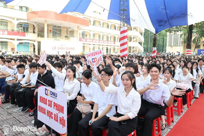 Sinh viên Trường đại học Đồng Nai phấn khởi đón chào năm học mới. Ảnh: Hồ Thảo