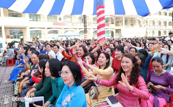 Thầy cô giáo Trường đại học Đồng Nai phấn khởi chào đón tân sinh trong ngày khai giảng. Ảnh: Hồ Thảo