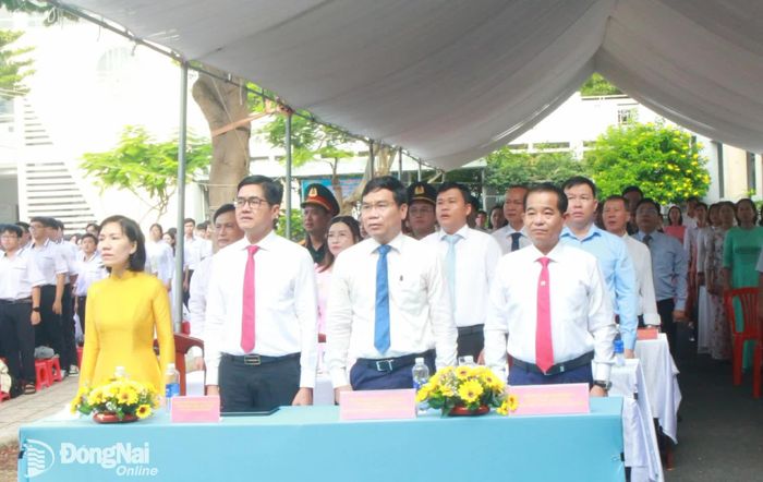 Các đại biểu thực hiện nghi thức chào cờ tại lễ khai giảng năm học mới 2026-2027. Ảnh: N.Hòa