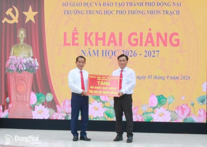 Đồng chí Thái Bảo, Phó Bí thư Thành ủy, Trưởng ban Tổ chức Thành ủy trao tặng biểu trưng 50 suất học bổng cho các em học sinh. Ảnh: N.Hòa