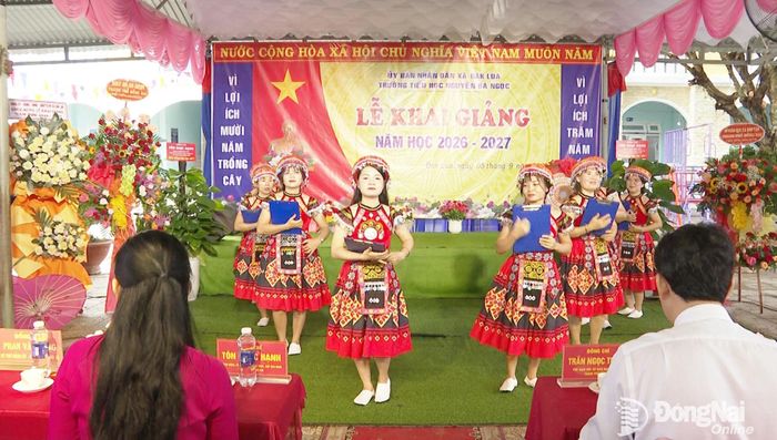 Biểu diễn văn nghệ chào mừng năm học mới tại Trường tiểu học Nguyễn Bá Ngọc. Ảnh: Nam Hải