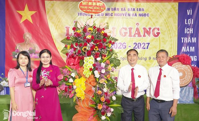 Đồng chí Tôn Ngọc Hạnh, Ủy viên Trung ương Đảng, Phó Bí thư Thường trực Thành ủy, Chủ tịch HĐND thành phố tặng lẵng hoa của Thành ủy, HĐND, UBND, Ủy ban MTTQ Việt Nam thành phố Đồng Nai cho Ban giám hiệu Trường tiểu học Nguyễn Bá Ngọc. Ảnh: Nam Hải
