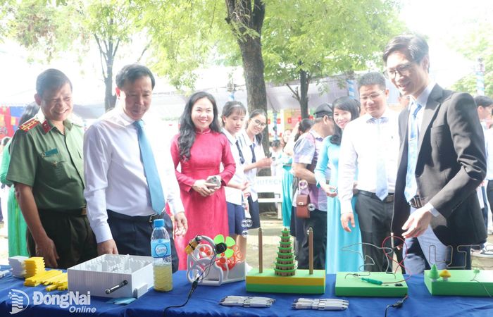  Đồng chí Nguyễn Văn Út, Phó Bí thư Thành ủy, Chủ tịch UBND thành phố và các đại biểu tham quan các gian hàng đổi mới sáng tạo tại khuôn viên Trường THPT Trấn Biên. Ảnh: Phạm Tùng