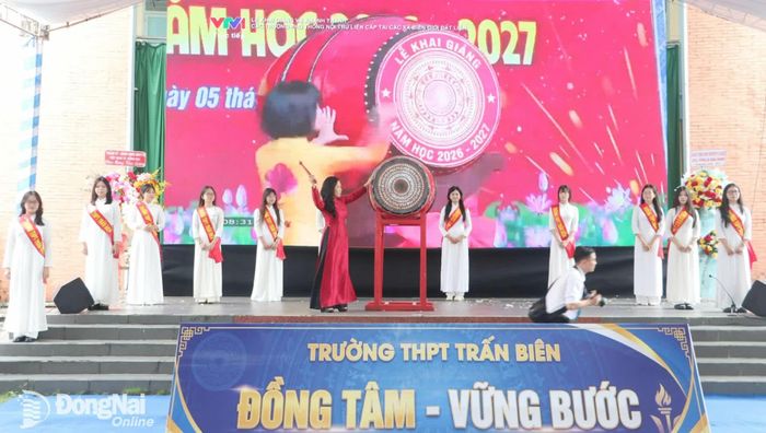 Cô Phạm Thị Thanh Hà, Hiệu trưởng Trường THPT Trấn Biên đánh trống khai giảng năm học mới 2026-2027. Ảnh: Phạm Tùng