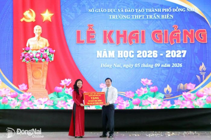 Đồng chí Nguyễn Văn Út, Phó Bí thư Thành ủy, Chủ tịch UBND thành phố trao 50 suất học bổng của Thành ủy, HĐND, UBND, Ủy ban MTTQ Việt Nam thành phố cho học sinh có hoàn cảnh khó khăn của nhà trường. Ảnh: Phạm Tùng