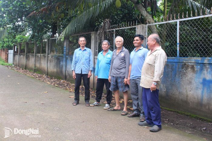 Người có uy tín Điểu Toa (thứ 2, từ phải qua) trao đổi về xây dựng tuyến đường giao thông sáng - xanh - sạch - đẹp với người dân trong khu phố Xuân Thiện (phường Bình Lộc).