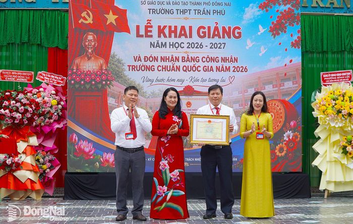 Đồng chí Đặng Minh Nguyệt, Ủy viên Ban Thường vụ Thành ủy, Phó Chủ tịch Thường trực HĐND thành phố Đồng Nai trao Bằng công nhận Trường THPT Trần Phú đạt chuẩn quốc gia. Ảnh: An Nhơn