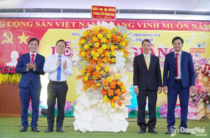 Ủy viên Ban Thường vụ Thành ủy, Phó Chủ tịch Thường trực Ủy ban MTTQ Việt Nam thành phố Hà Anh Dũng trao hoa chúc mừng của Thành ủy, HĐND, UBND, Ủy ban MTTQ Việt Nam thành phố đến nhà trường.