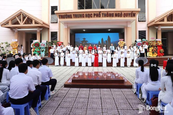 Giáo viên, học sinh Trường THPT Ngô Quyền biểu diễn văn nghệ mừng năm học mới. Ảnh: My Ny