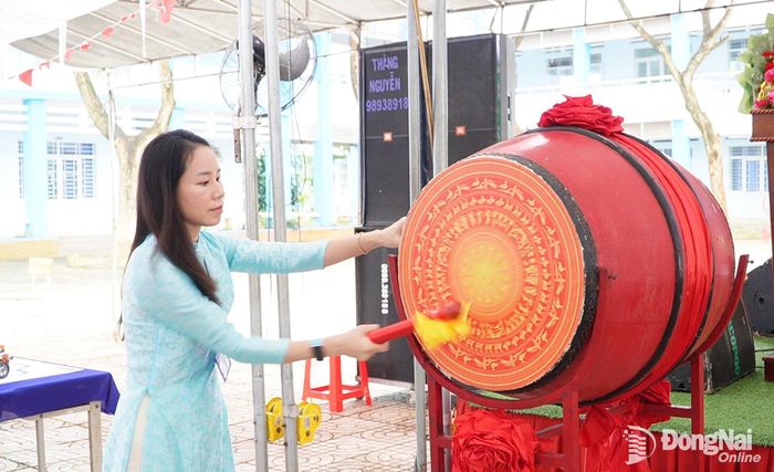 Cô Hoàng Nguyễn Quỳnh Nguyên, Hiệu trưởng Trường THPT Cẩm Mỹ đánh trống khai giảng năm học mới 2026-2027. Ảnh: Vương Thế