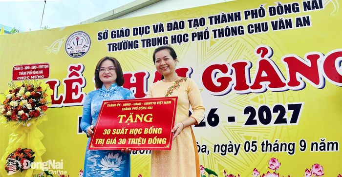 Ủy viên Ban Thường vụ Thành ủy, Giám đốc Sở Tài chính Trương Thị Hương Bình trao 30 suất học bổng của Thành ủy, HĐND, UBND, Ủy ban MTTQ Việt Nam thành phố tặng các học sinh có hoàn cảnh khó khăn. Ảnh: Kim Liễu