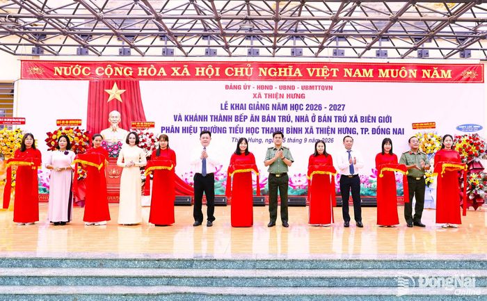 Thiếu tướng Nguyễn Đức Hải, Ủy viên Ban Thường vụ Thành ủy, Giám đốc Công an thành phố Đồng Nai và lãnh đạo xã Thiện Hưng cắt băng khánh thành bếp ăn bán trú, nhà ở bán trú xã biên giới tại Phân hiệu Trường tiểu học Thanh Bình, xã Thiện Hưng. Ảnh: Như Tình
