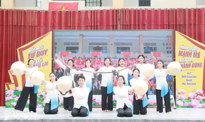 Một tiết mục văn nghệ do các em học sinh Trường THPT Nguyễn Trãi biểu diễn tại lễ khai giảng. Ảnh: Nga Sơn